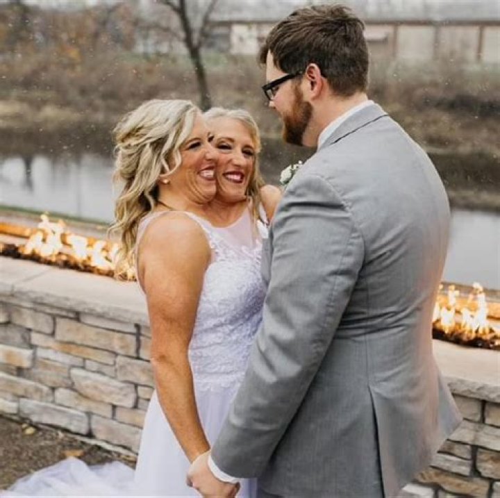 
Abigail Breslin Got Married To Her Long-Time Boyfriend Ira Kunyanksy 