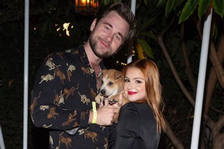 
Ariel Winter Dresses Up Her Dogs in Matching Sweaters for Christmas Photos 