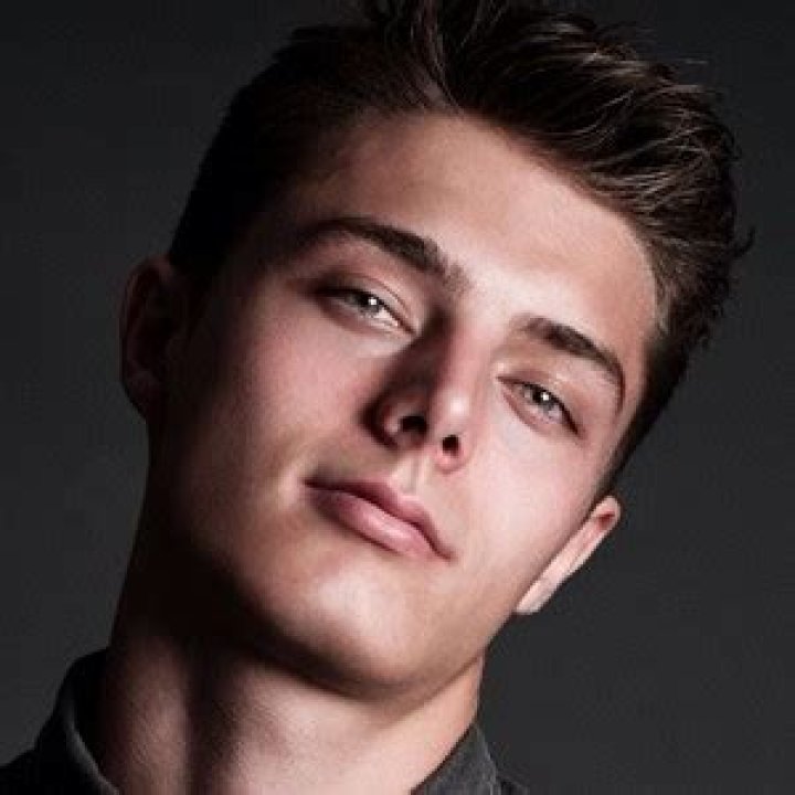 
Brian Redmon Height, Weight, Net Worth, Age, Birthday, Wikipedia, Who, Nationality, Biography 