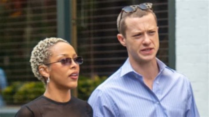 Does Joseph Quinn Have a Sister? His Girlfriend and Family (2022)