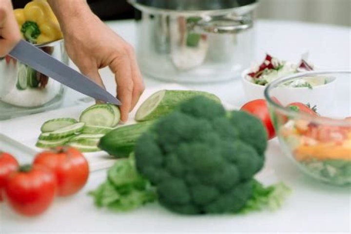 
Eating Late in the Day Makes You Feel More Hungry, Burn Fewer Calories and Store More Fat, Study Suggests 