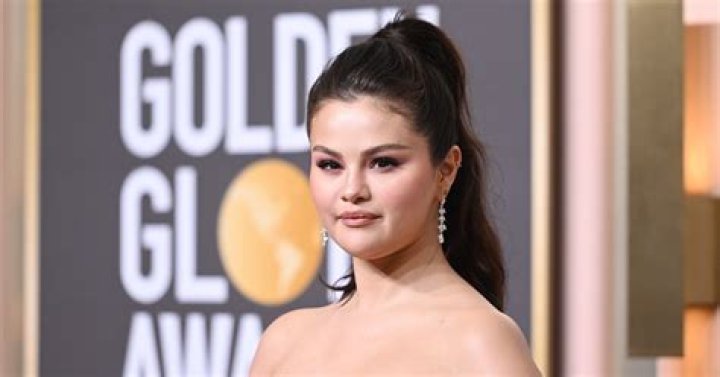Fans are Convinced Selena Gomez had “Cat Eye Surgery” After her Golden Globes Performance
