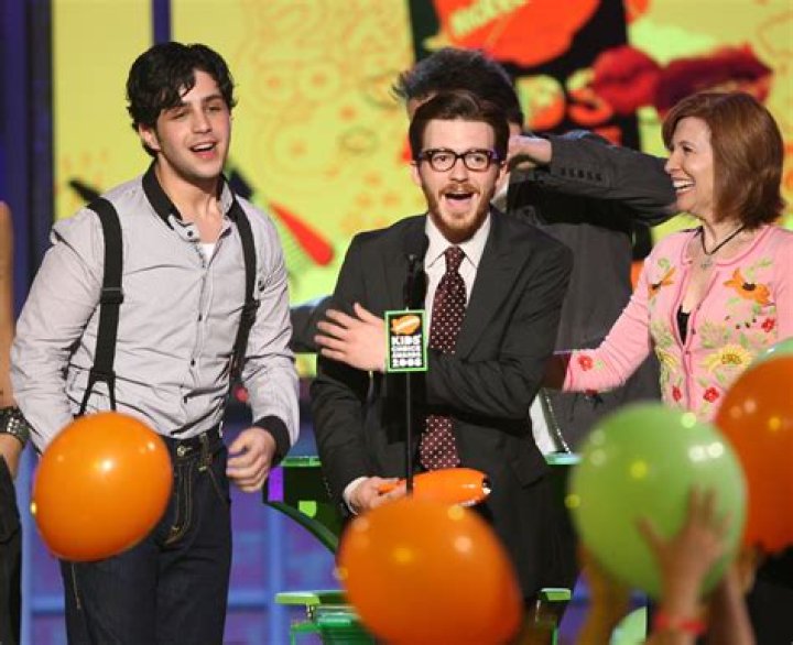
Has the war ended on Twitter for Josh Peck and Drake Bell making them forever “brothas”? His Wiki: net worth, lyrics, house, wedding, concert 