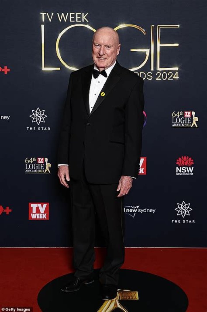 
Here Is The Reason Why The Veteran Australian Actor Ray Meagher Is Retiring 