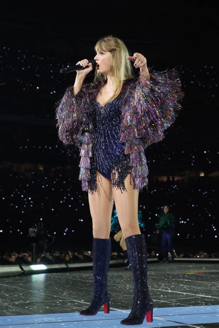 
How many outfits did Taylor Swift change? Fans wonder as singer performs at Eras Tour Glendale concert 