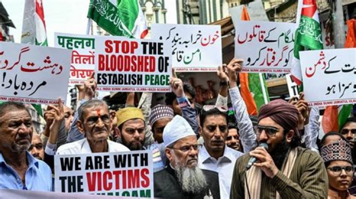 
Hundreds march through Leicester amid violent clashes between Hindus and Muslims 