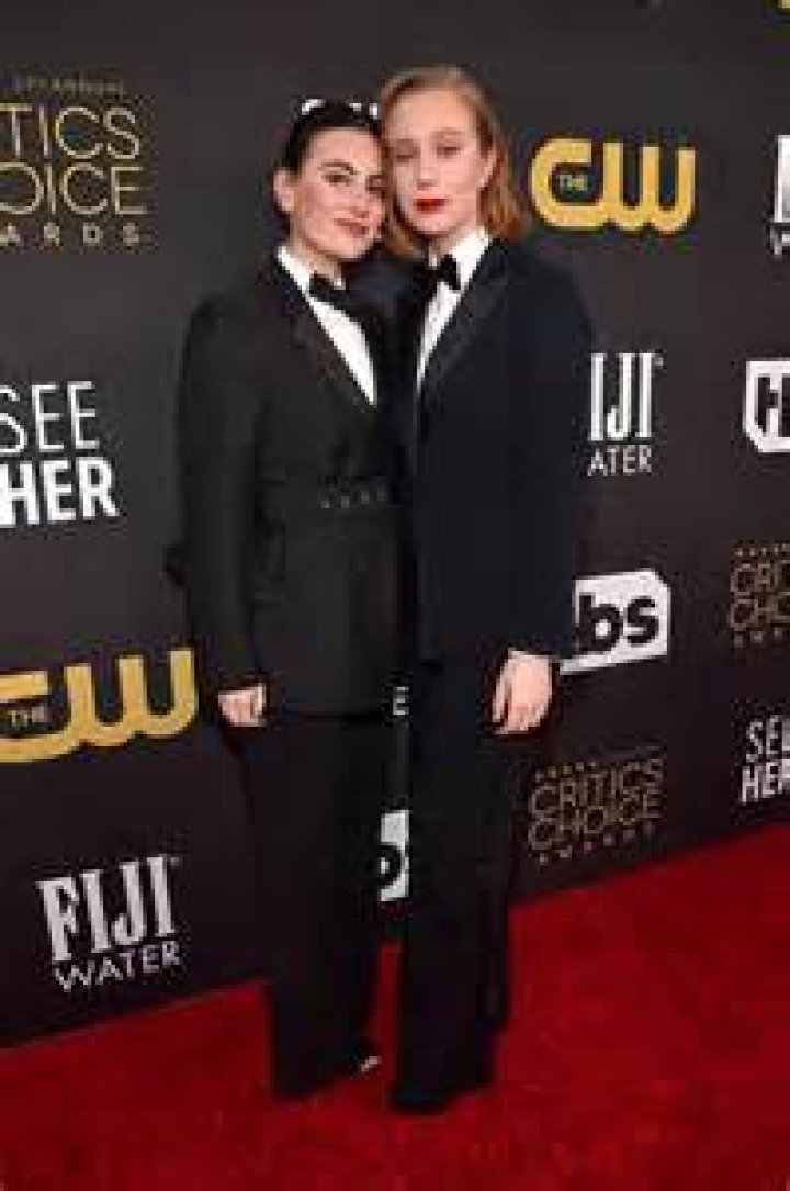
Is Hannah Einbinder Gay? Age, Height, Net Worth 