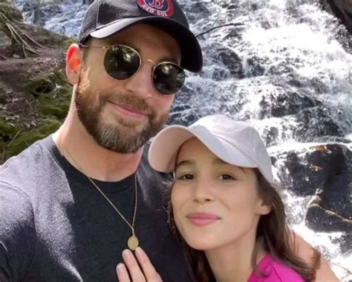 
Is Rob Evans Married to Wife? Or Dating a Girlfriend? 