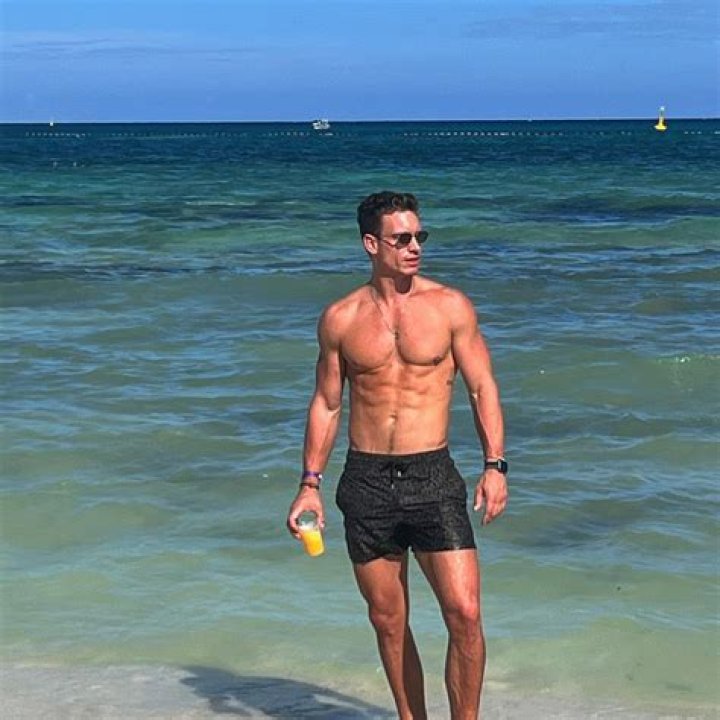 
Jeff Thomas Death and Obituary: Did TOP Model Commit Suicide? 