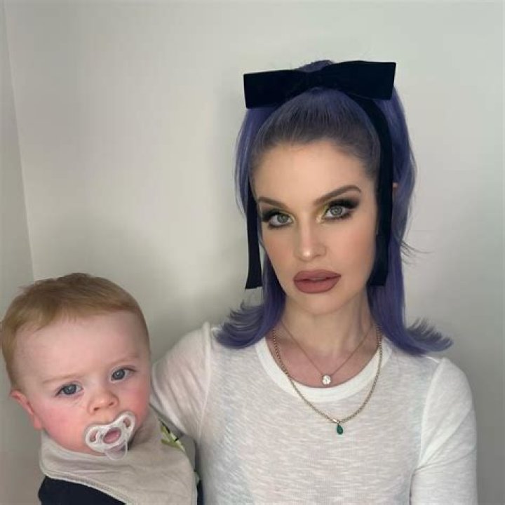 
Kelly Osbourne Reveals First Photo Of Baby Boy While Hanging Out With Jack 