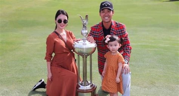 
Kevin Na is Married to Wife: Julianne Na. 