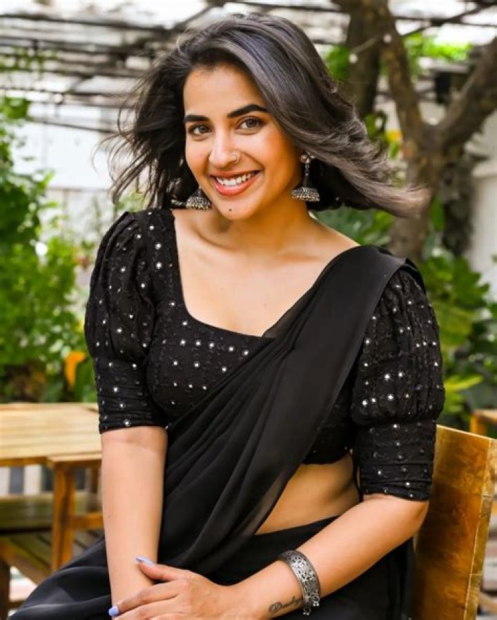 Komalee Prasad Height, Weight, Net Worth, Age, Birthday, Wikipedia, Who, Instagram, Biography