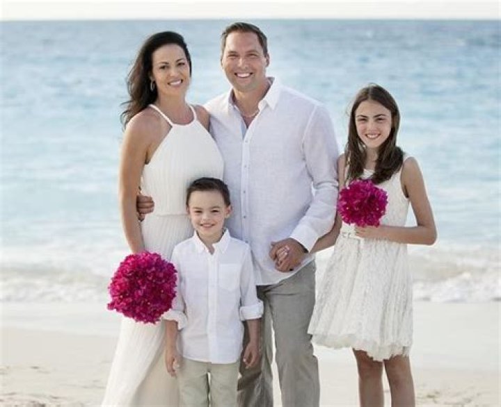 
Mark DeRosa is Married to Wife: Heidi DeRosa 
