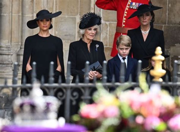 
Meghan Markle Attends Queen Elizabeth II’s Funeral Wearing Touching Tribute 