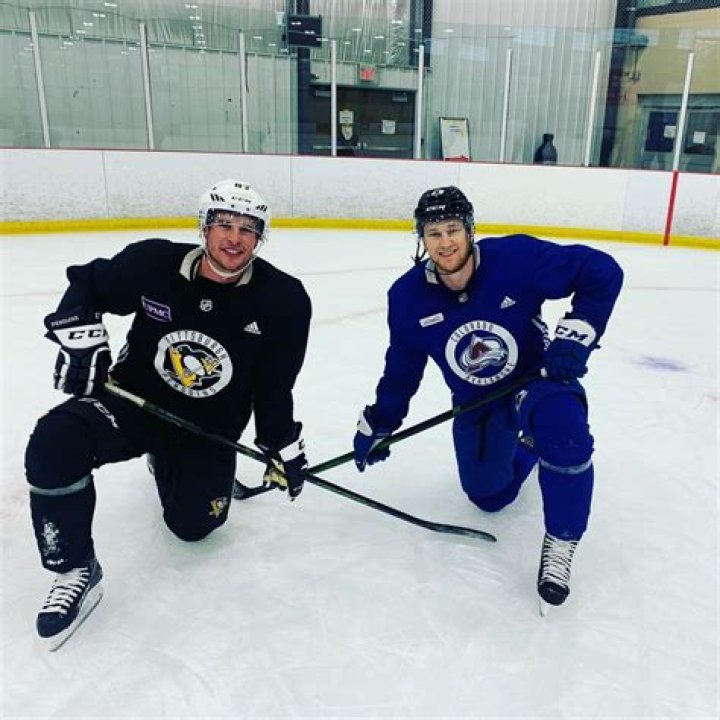 Nathan MacKinnon: Girlfriend, Family, Prize Money & Net Worth