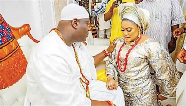 
Ooni Of Ife Has Melted His Sixth Wife With A Sweet Gesture Moment 