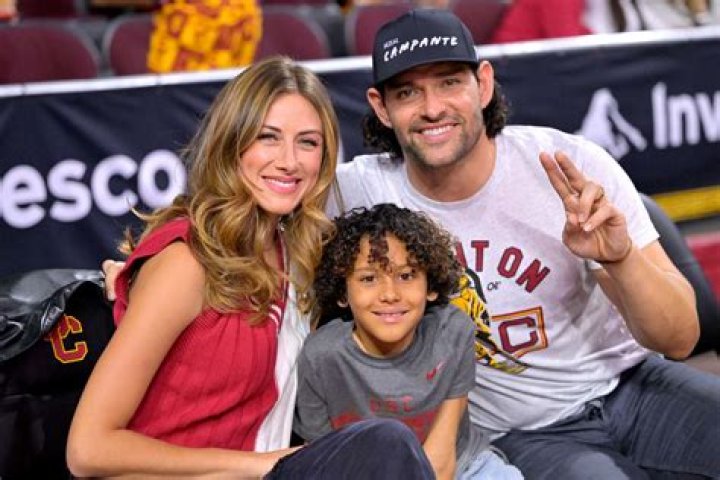 
Perry Mattfeld Parents and Family Are Her Everyday Inspiration 