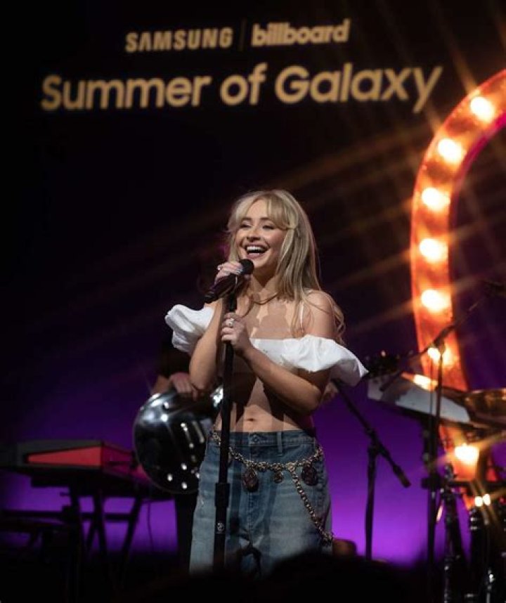 
Sabrina Carpenter Jokes Her Cat ‘Has Expensive Taste’ After Snacking on Her 2022 AMAs Gown 
