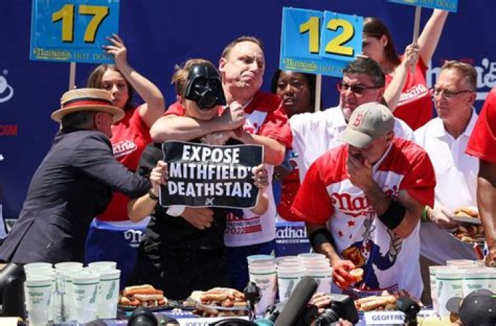 
Smithfield Death Star Protestor & Joey Chestnut Tackle Video On Twitter 