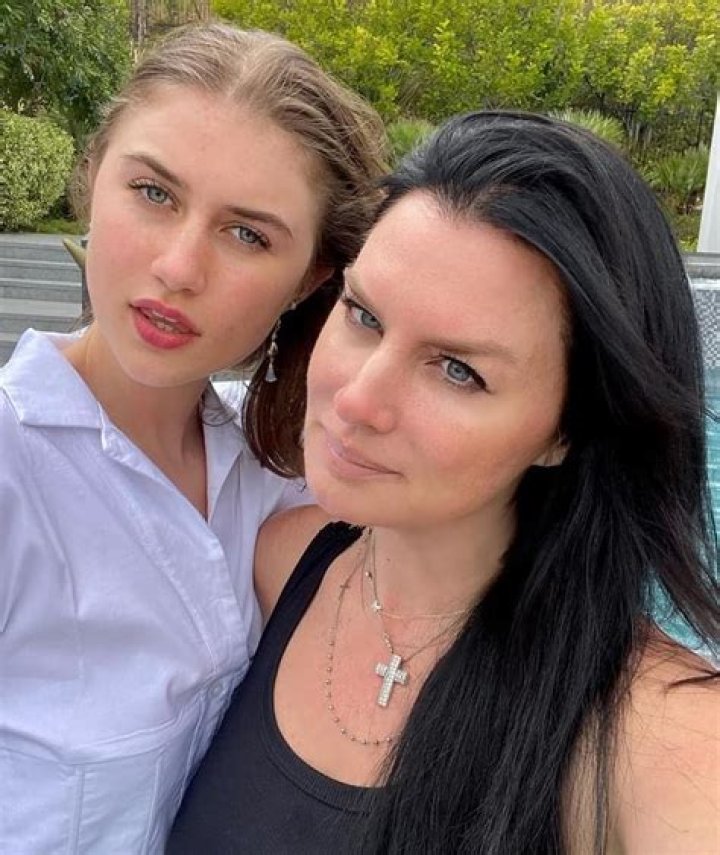 
Sydney Di Cola Biography, Age, Boyfriend, Height, Net Worth 