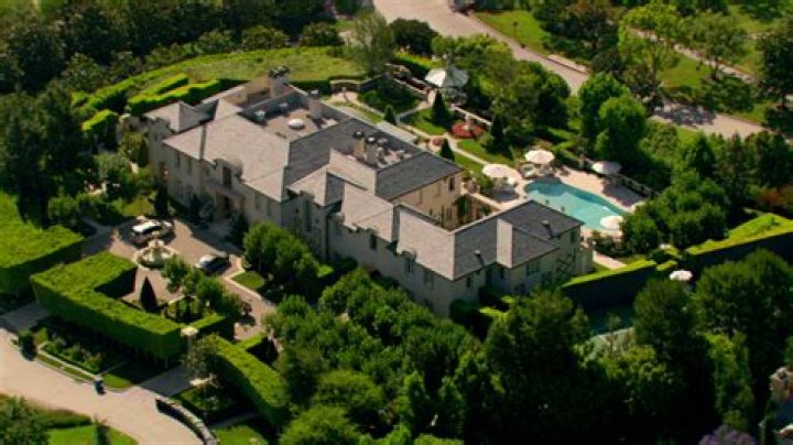 
Where is Lisa Vanderpump’s house? Her Wiki: Net Worth, Restaurants, Dog, Children, Husband Ken Todd 