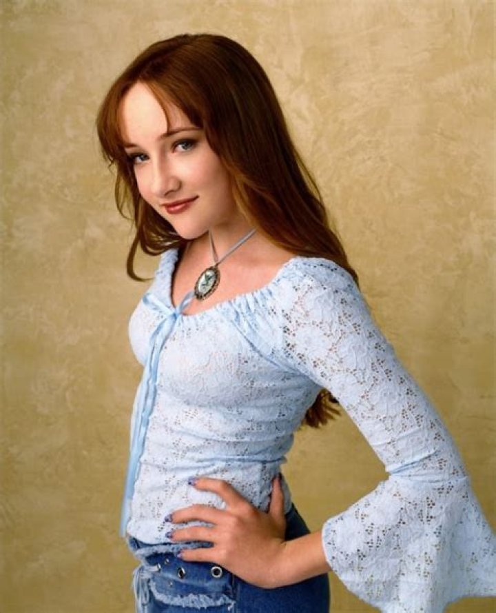 
Where is Scarlett Pomers now? Net Worth, Measurements 