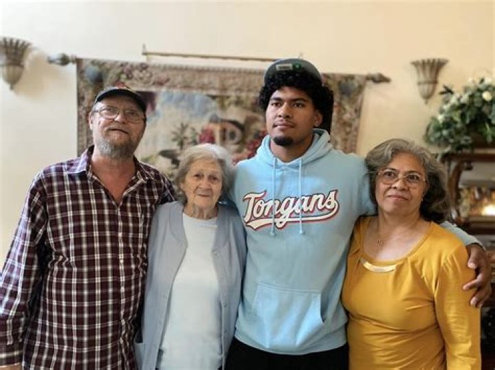 
Who are Talanoa Hufanga Parents? Talanoa Hufanga Biography, Parents Name and More 